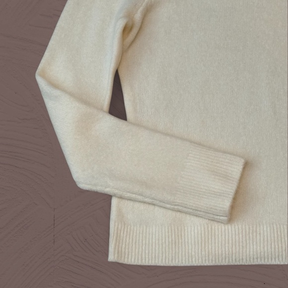 Abercrombie & Fitch Women's Ivory Turtleneck Sweater NWOT - Picture 3 of 4